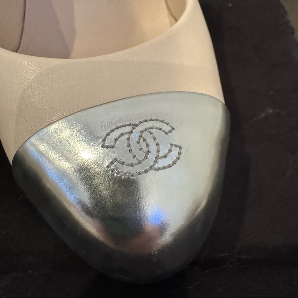 CHANEL Women's Silver and Cream Heels - Picture 9 of 9